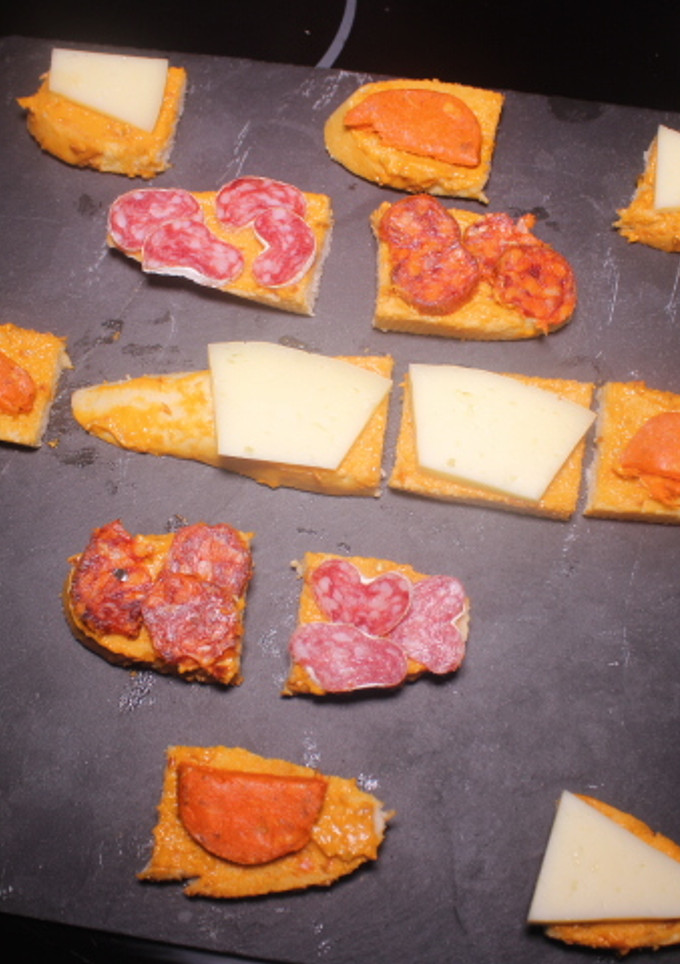 Una foto de Cenando pan con tomate y embutido