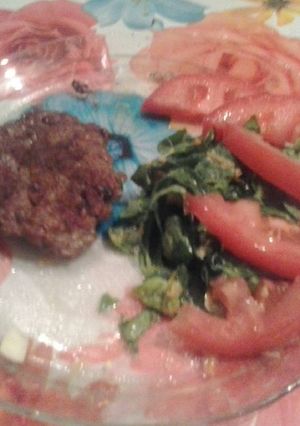Una foto de Hamburguesa con ensalada