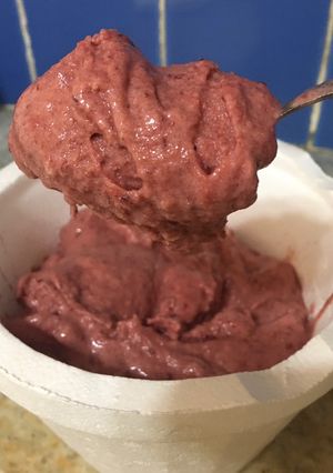 Una foto de Helado de cerezas a la crema 🍒🍒