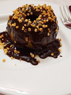 Una foto de Manzana asada bañada de chocolate caliente y almendra