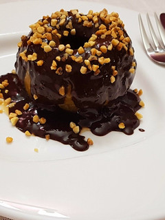 Una foto de Manzana asada bañada de chocolate caliente y almendra