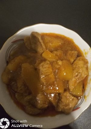O poză a rețetei Tocăniță ungurească de cartofi cu carne de porc și salată de varză.
