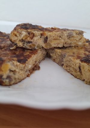 Una foto de Tortilla de calabacín y champiñones