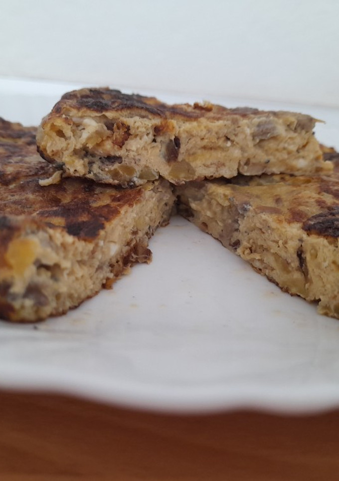 Una foto de Tortilla de calabacín y champiñones