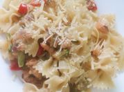 Una foto de pasta camarón brócoli