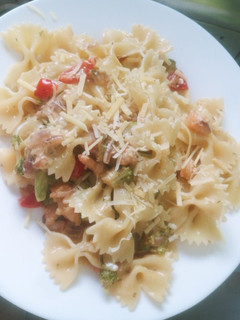Una foto de Pastas con crema de camarones y brócoli 😋💕👀🍝