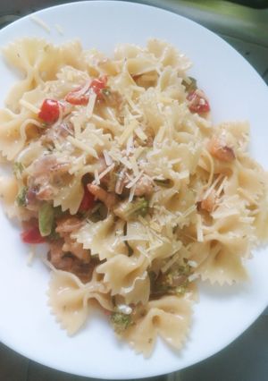 Una foto de Pastas con crema de camarones y brócoli 😋💕👀🍝