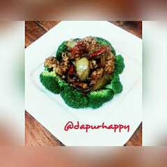 รูปของ Brocoli Siram Ayam Lada Hitam #sarapan day 3