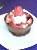 Esfera de chocolate y frutillas con crema