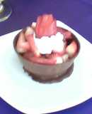 Esfera de chocolate y frutillas con crema