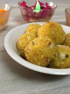 A picture of Kesar coconut ladoo.