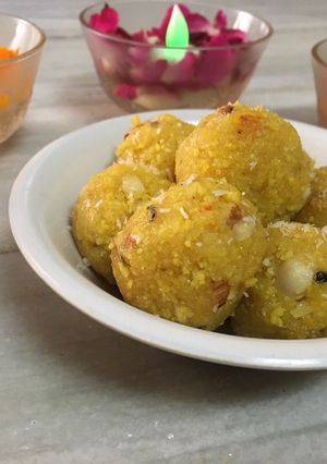 A picture of Kesar coconut ladoo.