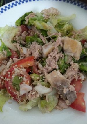 Una foto de Ensalada de atún y salmón criollo