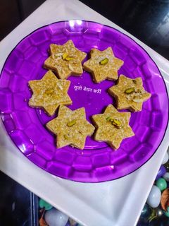 सूजी बेसन स्टार बर्फी रेसिपी मुख्य फोटो