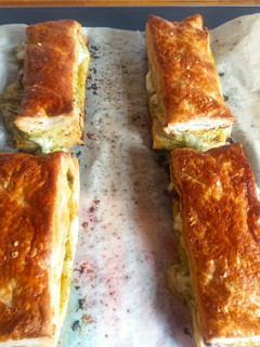 Una foto de Hojaldre de pesto, mozzarella y tomate seco