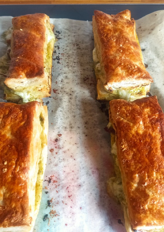 Una foto de Hojaldre de pesto, mozzarella y tomate seco