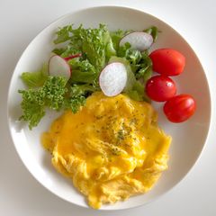 A picture of A busy morning, five minutes to care for myself 🥚 A plate of soft omelette 💚.