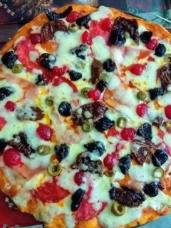 Una foto de Pizza de colores Navideña