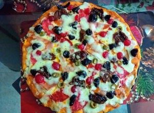 Una foto de Pizza de colores Navideña