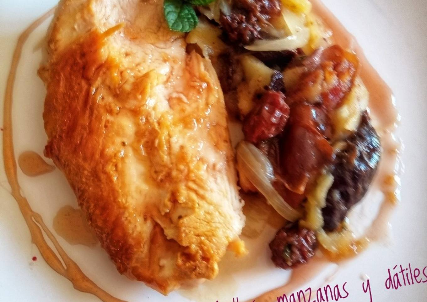 Pollo con chutney de cebolla, manzana y dátiles