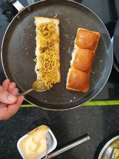 हॉट डॉग विद मैगी (Hot dog with maggi recipe in hindi) रेसिपी मुख्य फोटो