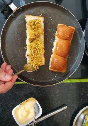 हॉट डॉग विद मैगी (Hot dog with maggi recipe in hindi) रेसिपी मुख्य फोटो