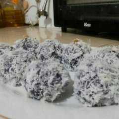 รูปของ Klepon ubi ungu simple