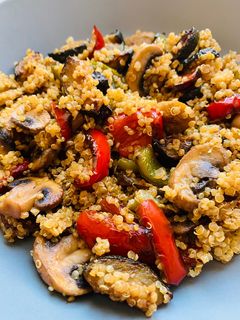 Una foto de Salteado de verduras y quinoa