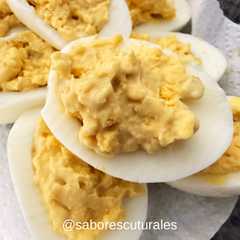 Una foto de 🥚✨😋 Huevos rellenos clásicos