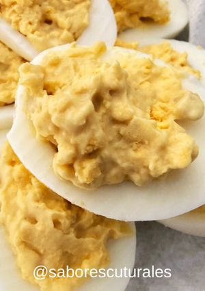 Una foto de 🥚✨😋 Huevos rellenos clásicos
