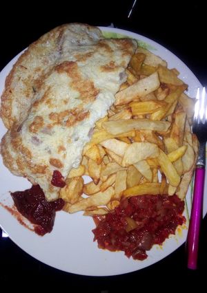 A picture of Potato chips and fried egg.