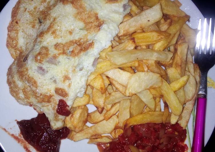 Potato chips and fried egg