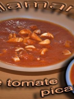 Una foto de Calamares en salsa de tomate