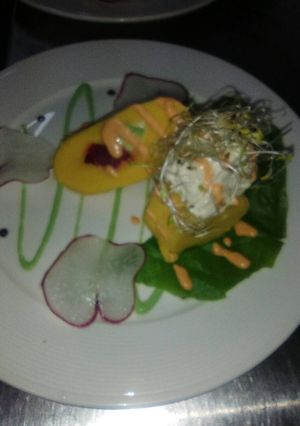 Una foto de Causa de palta beterraga con pollo y salsa de palta