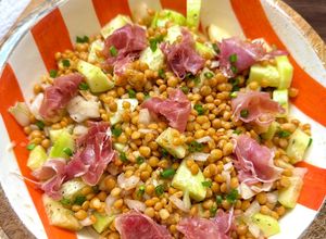 Una foto de Ensalada de lentejas con melocotón y jamón serrano
