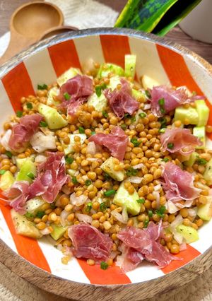 Una foto de Ensalada de lentejas con melocotón y jamón serrano