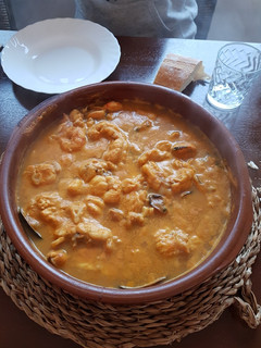 Una foto de Rape guisado con gambas y clochinas