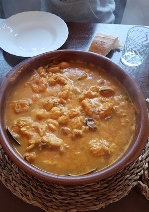 Una foto de Rape guisado con gambas y clochinas