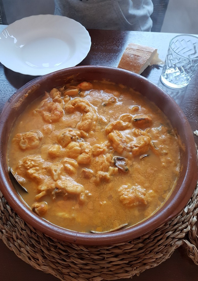Una foto de Rape guisado con gambas y clochinas