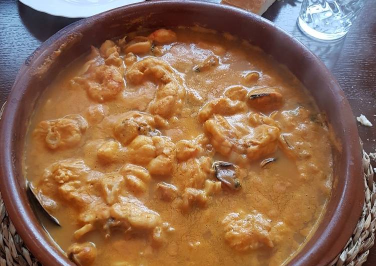 Rape guisado con gambas y clochinas