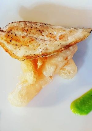 Foto di Filetto di orata su letto di zucca in pastella e crema di piselli