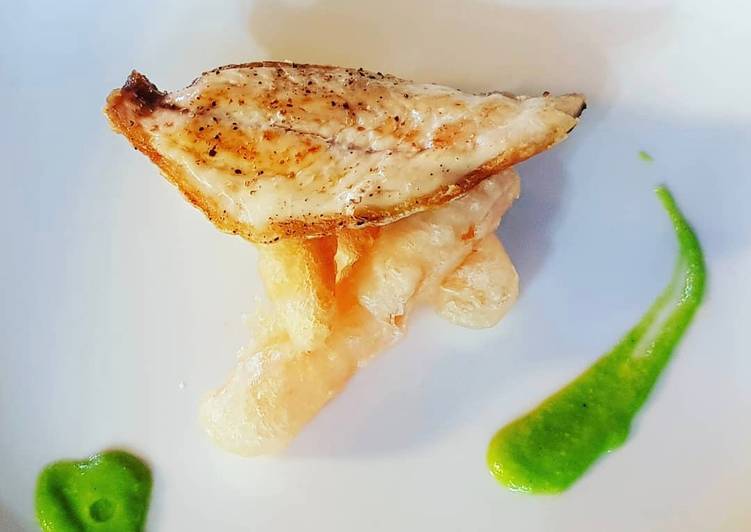 Filetto di orata su letto di zucca in pastella e crema di piselli