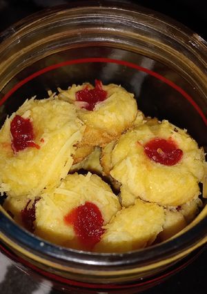 Foto resep Thumbprint Stroberry Chesses Cookies