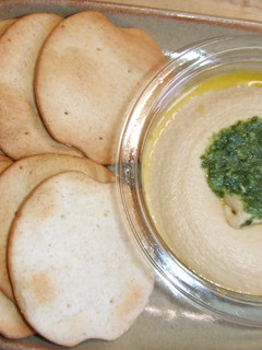 Una foto de Hummus con pesto de avellanas