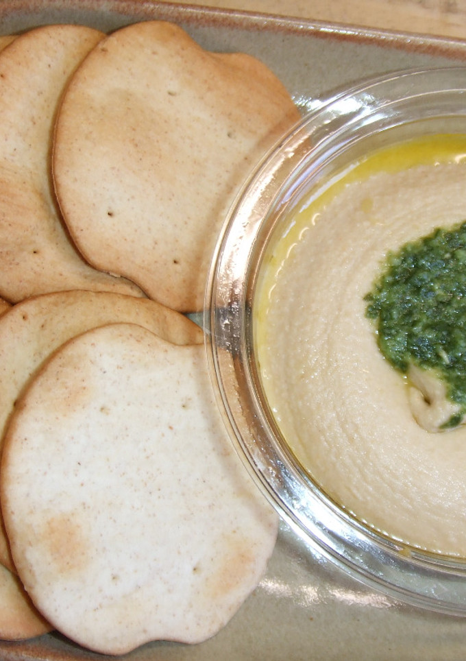 Una foto de Hummus con pesto de avellanas