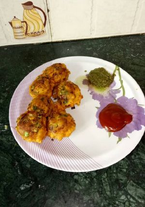 मसालेदार आलू के पकोडा (Masaledar aloo ke pakore recipe in hindi) रेसिपी मुख्य फोटो