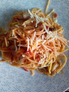 Una foto de Pasta con bacon y champiñones