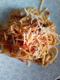 Una foto de Pasta con bacon y champiñones