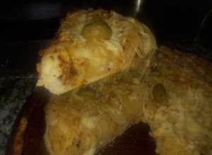 Una foto de Fugazetta Rellena de Jamón, Mozzarella y Provoleta