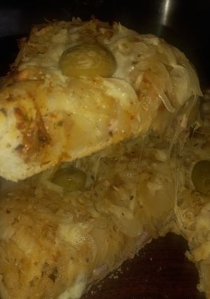 Una foto de Fugazetta Rellena de Jamón, Mozzarella y Provoleta